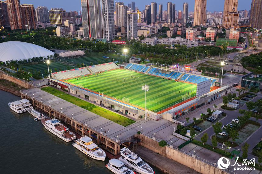 市民們在南昌市贛江畔的體育公園里踢足球。人民網記者 毛思遠攝