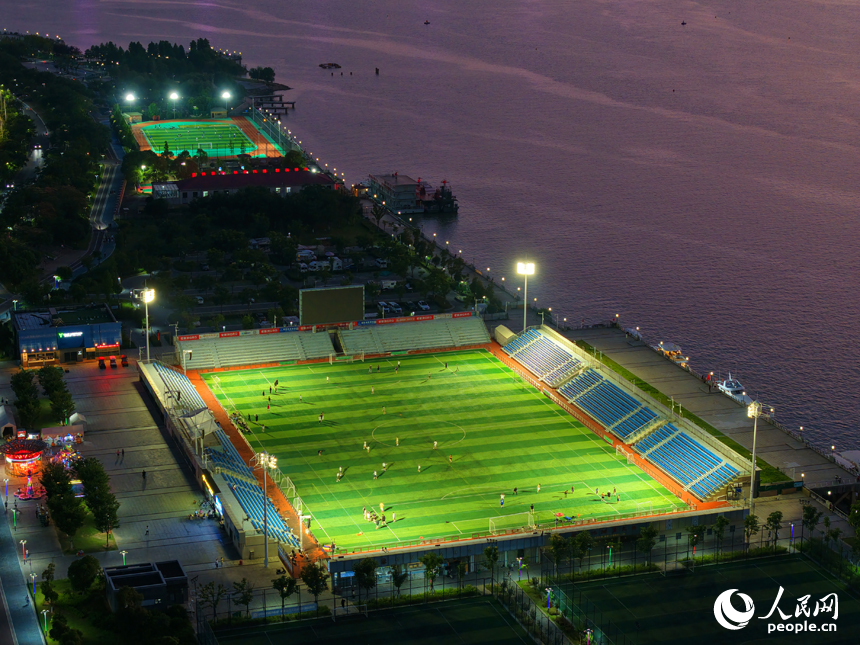 市民們在南昌市贛江畔的體育公園里踢足球、拋飛盤、打籃球，享受運動帶來的快樂。人民網記者 毛思遠攝