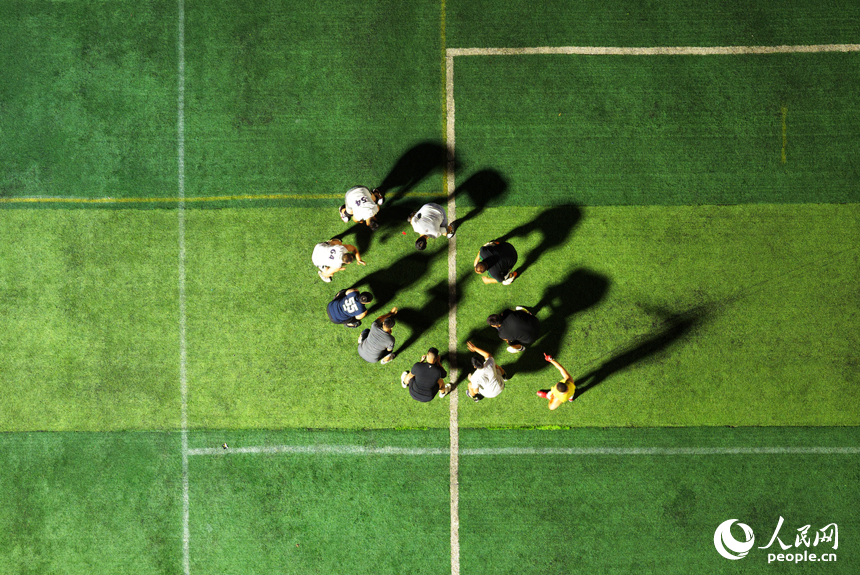 市民們在南昌市贛江畔的體育公園里踢足球。人民網記者 毛思遠攝