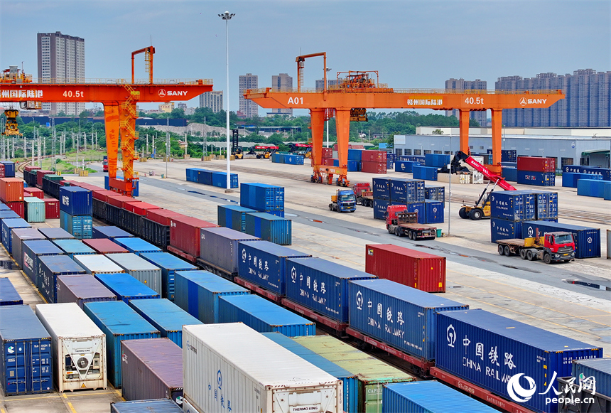 贛州國際陸港的鐵海聯運集裝箱裝卸運輸作業有序進行。人民網 朱海鵬攝