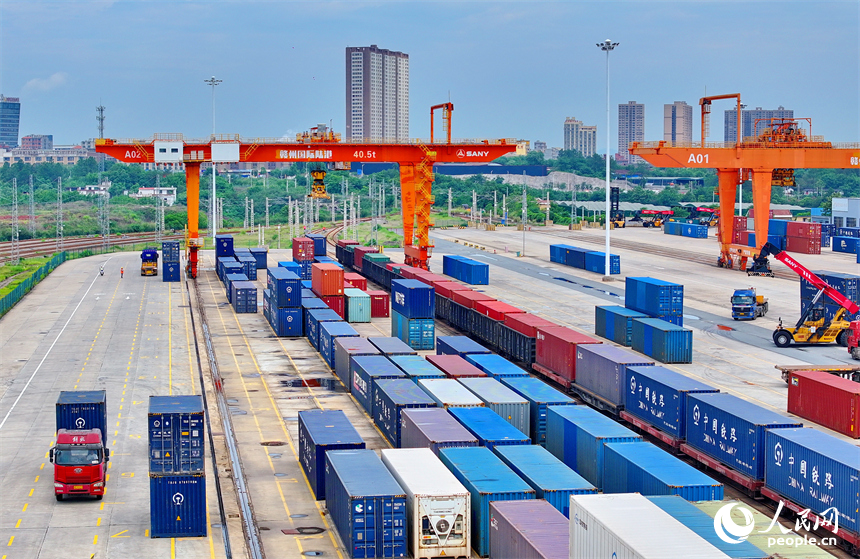 贛州國際陸港的鐵海聯運集裝箱裝卸運輸作業有序進行。人民網 朱海鵬攝