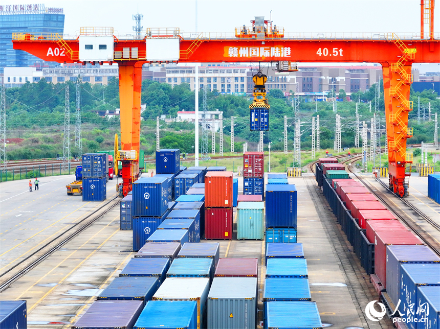 贛州國際陸港的鐵海聯運集裝箱裝卸運輸作業有序進行。人民網 朱海鵬攝