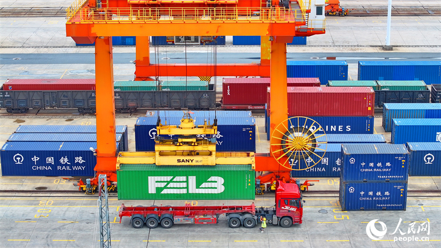 贛州國際陸港的鐵海聯運集裝箱裝卸運輸作業有序進行。人民網 朱海鵬攝