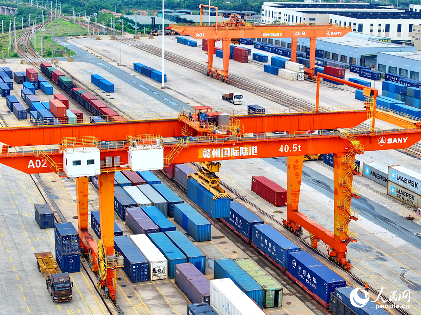 贛州國際陸港的鐵海聯運集裝箱裝卸運輸作業有序進行。人民網 朱海鵬攝