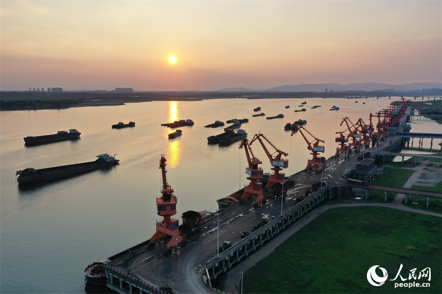 姚灣綜合碼頭上吊機正在裝卸貨船上的電煤。人民網記者 時雨攝