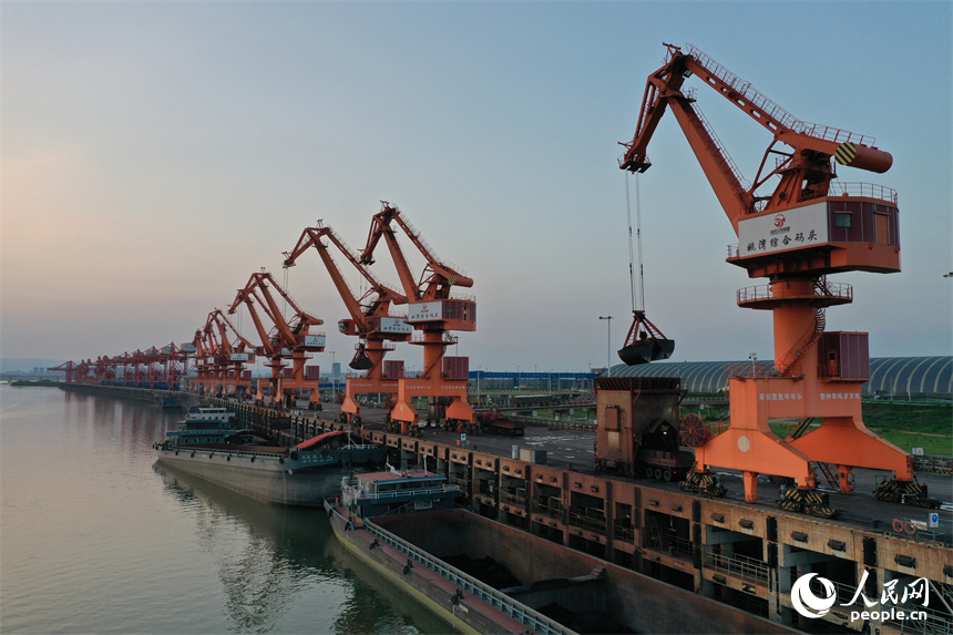 姚灣綜合碼頭上吊機正在裝卸貨船上的電煤。人民網記者 時雨攝