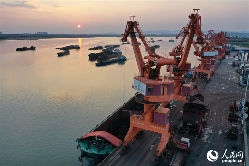 姚灣綜合碼頭上吊機正在裝卸貨船上的電煤。人民網記者 時雨攝