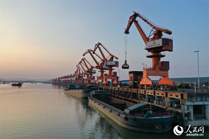 姚灣綜合碼頭上吊機正在裝卸貨船上的電煤。人民網記者 時雨攝