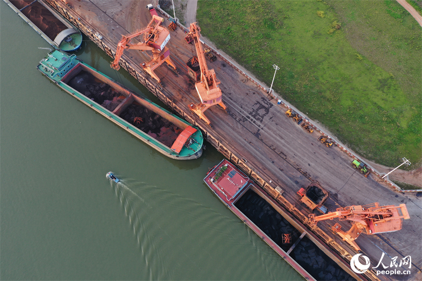 姚灣綜合碼頭上吊機正在裝卸貨船上的電煤。人民網記者 時雨攝
