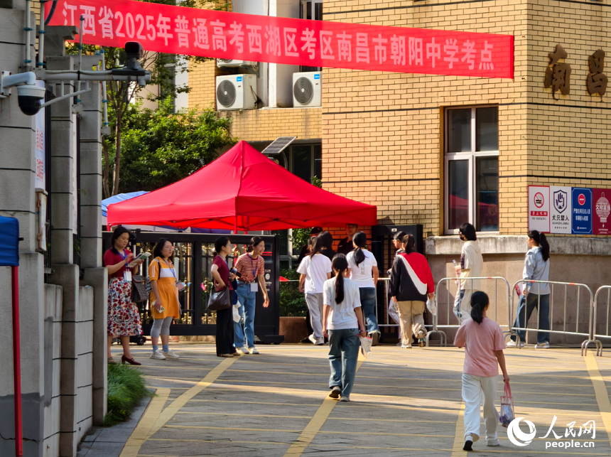 參加高考的考生走進考點。人民網記者 時雨攝
