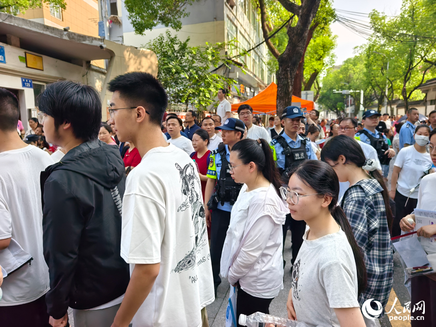 參加高考的考生走進考點。人民網記者 時雨攝