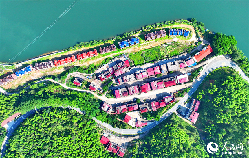 贛州市上猶縣陡水鎮，車輛在農村公路上行駛，沿線水清景美綠意濃。人民網 朱海鵬攝