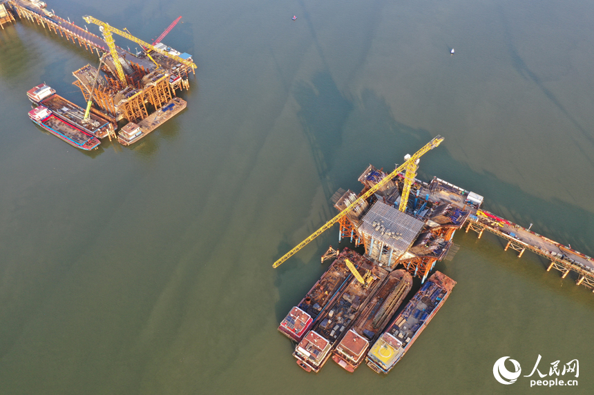 昌南大橋的施工現場塔吊林立，施工人員在汛期搶抓工期，為大橋建設按下“快進鍵”。人民網記者 時雨攝