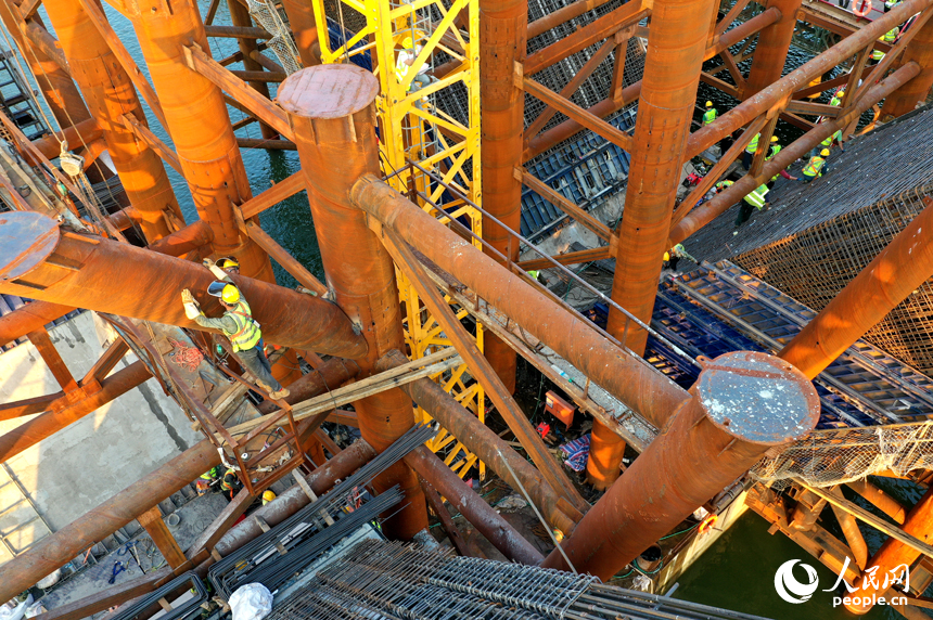 昌南大橋的施工現場，施工人員在汛期搶抓工期，為大橋建設按下“快進鍵”。人民網記者 時雨攝
