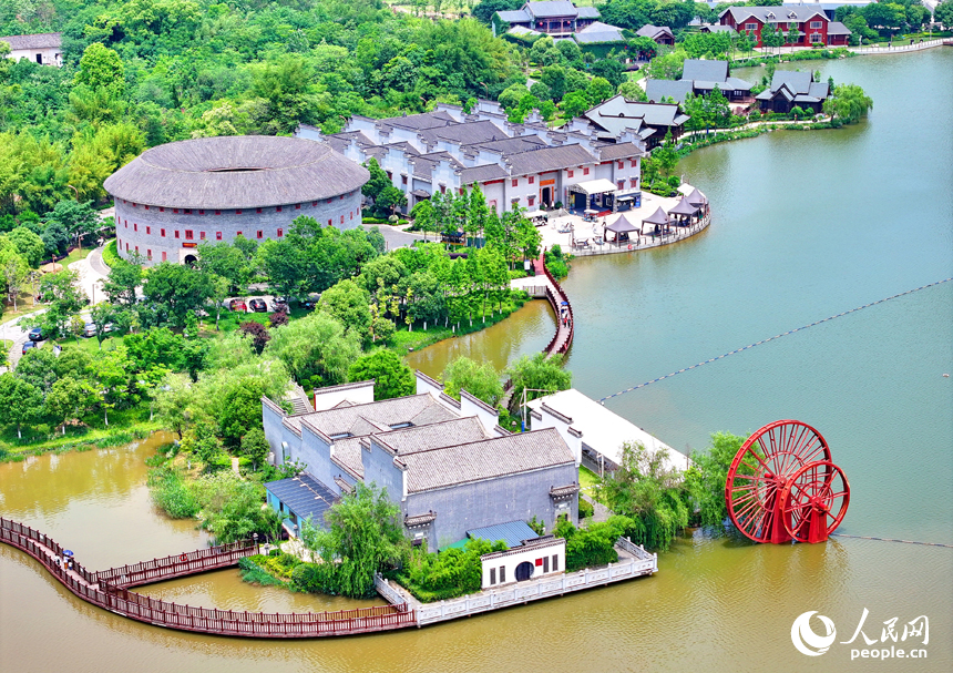 南康家居小鎮，一棟棟造型別致、風格各異的特色建筑與河湖濕地水景相映相襯。人民網 朱海鵬攝