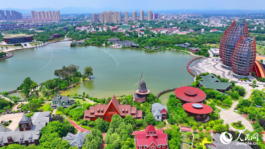 南康家居小鎮，一棟棟造型別致、風格各異的特色建筑與河湖濕地水景相映相襯。人民網 朱海鵬攝