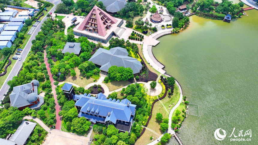 南康家居小鎮，一棟棟造型別致、風格各異的特色建筑與河湖濕地水景相映相襯。人民網 朱海鵬攝