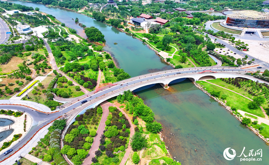 南康家居小鎮，一棟棟造型別致、風格各異的特色建筑與河湖濕地水景相映相襯。人民網 朱海鵬攝