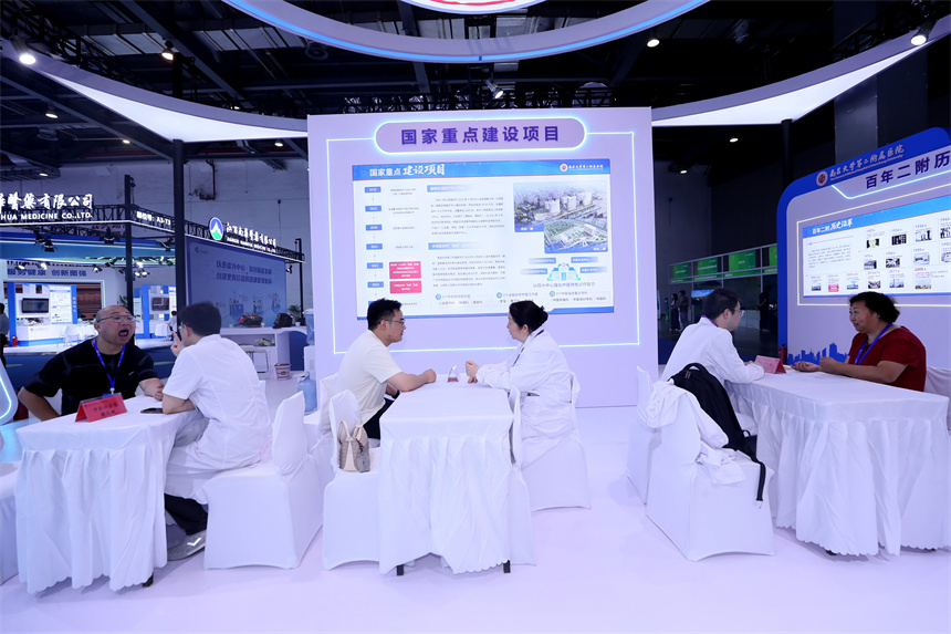 南昌大學二附院的醫生在國際大健康產業大會暨博覽會開展義診。人民網記者 時雨攝