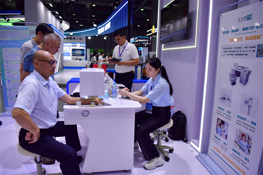 在國際大健康產業大會暨博覽會上，參觀市民體驗智慧脈診。人民網記者 時雨攝