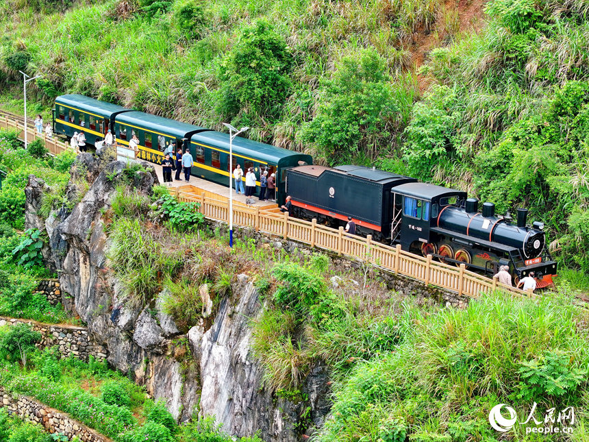 上猶縣梅水鄉，游客在站臺搭乘森林小火車，暢游綠色生態和美鄉村。 人民網 朱海鵬攝