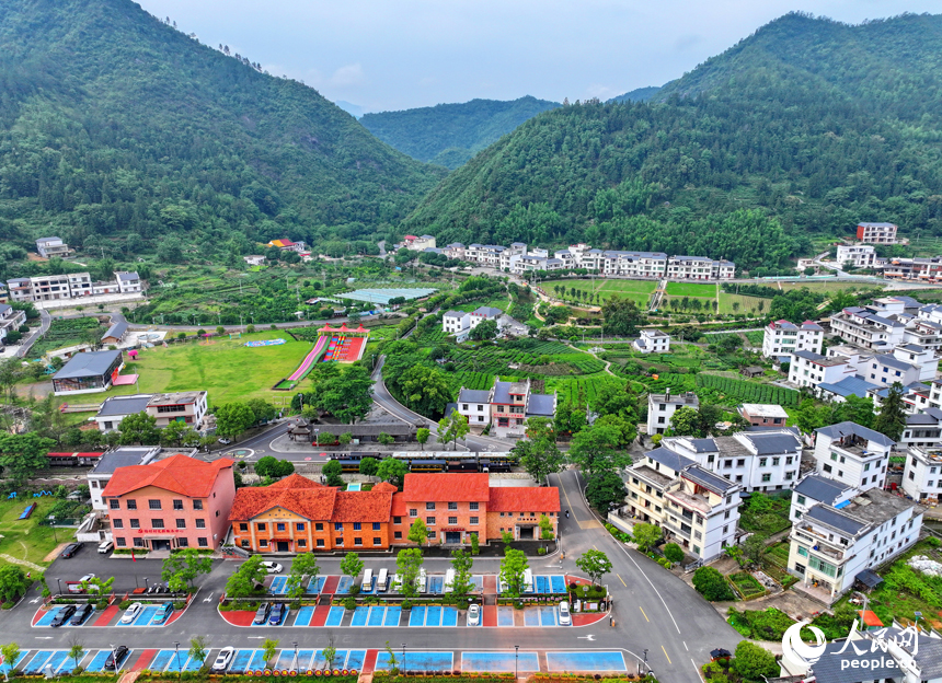上猶縣梅水鄉，游客在站臺搭乘森林小火車，暢游綠色生態和美鄉村。 人民網 朱海鵬攝