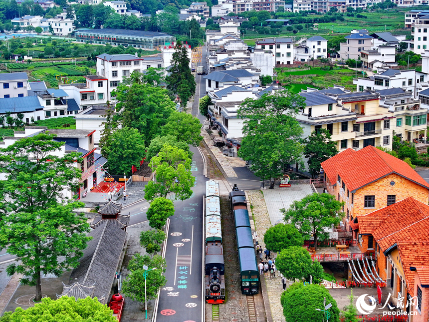 上猶縣梅水鄉，游客在站臺搭乘森林小火車，暢游綠色生態和美鄉村。 人民網 朱海鵬攝