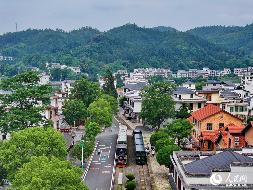 上猶縣梅水鄉，游客在站臺搭乘森林小火車，暢游綠色生態和美鄉村。 人民網 朱海鵬攝