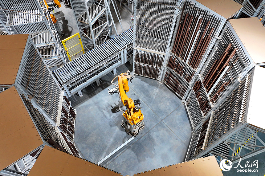 智能制造企業車間內，智能機器人手臂快速運轉，板材分揀包裝有序進行。人民網 朱海鵬攝