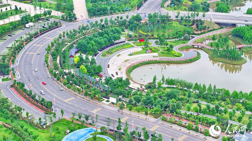 瑞金市象湖鎮金瑞灣公園，樹木郁郁蔥蔥，游步道、兒童游樂區、球場設施齊全，吸引許多市民前來健身游玩。人民網 朱海鵬攝
