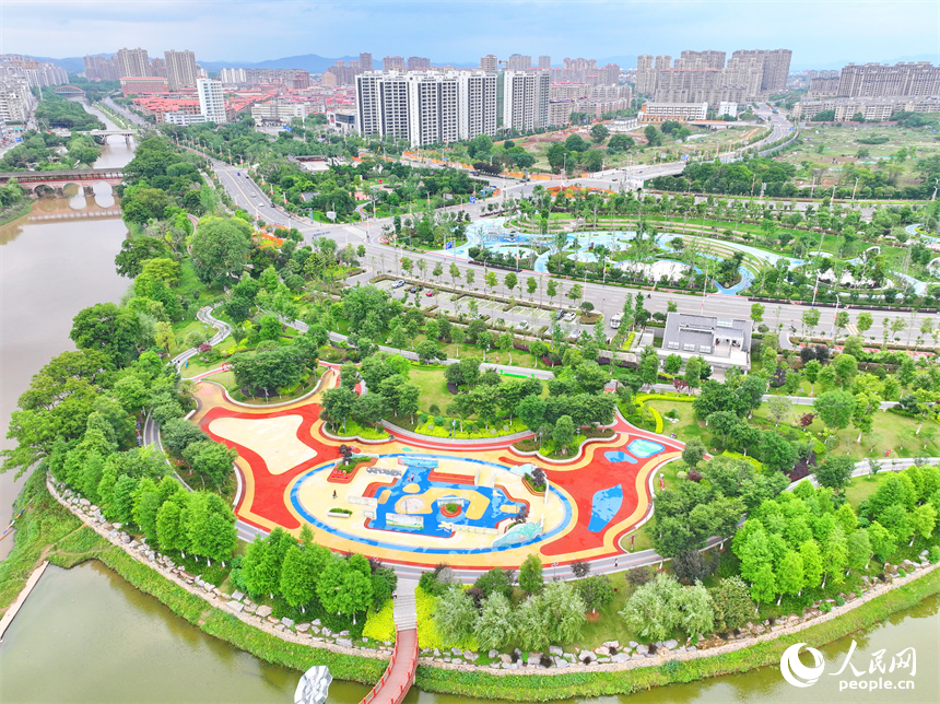 瑞金市象湖鎮金瑞灣公園，樹木郁郁蔥蔥，游步道、兒童游樂區、球場設施齊全，吸引許多市民前來健身游玩。人民網 朱海鵬攝