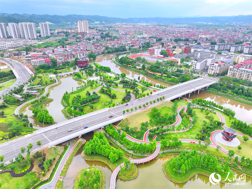 瑞金市象湖鎮金瑞灣公園，樹木郁郁蔥蔥，游步道、兒童游樂區、球場設施齊全，吸引許多市民前來健身游玩。人民網 朱海鵬攝