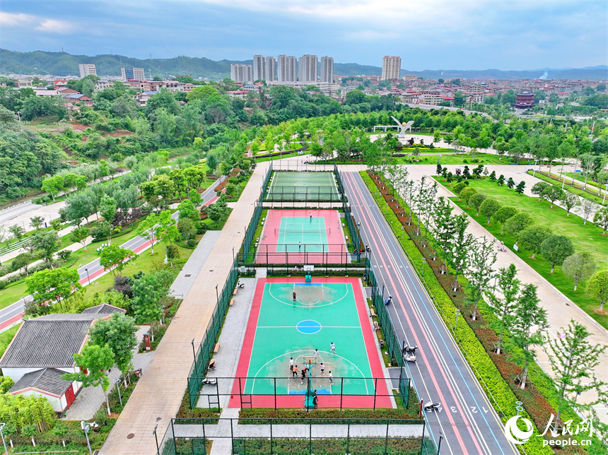 瑞金市象湖鎮金瑞灣公園，樹木郁郁蔥蔥，游步道、兒童游樂區、球場設施齊全，吸引許多市民前來健身游玩。人民網 朱海鵬攝