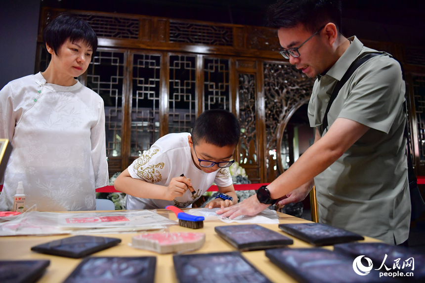 一名小朋友現場體驗非遺技藝。人民網記者 時雨攝