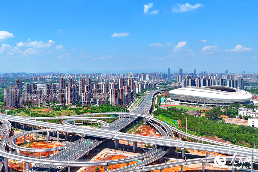 贛州市贛南大道潭東立交上的車輛往來穿梭。人民網 朱海鵬攝