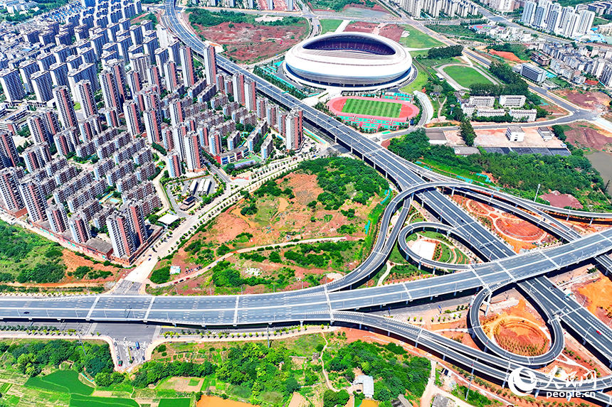 贛州市贛南大道潭東立交上的車輛往來穿梭。人民網 朱海鵬攝