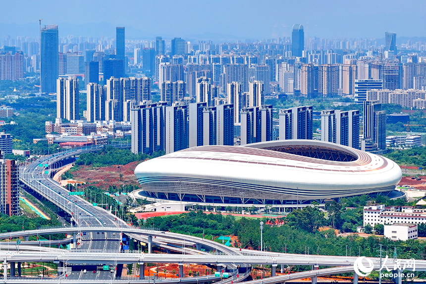 贛州市贛南大道潭東立交上的車輛往來穿梭。人民網 朱海鵬攝