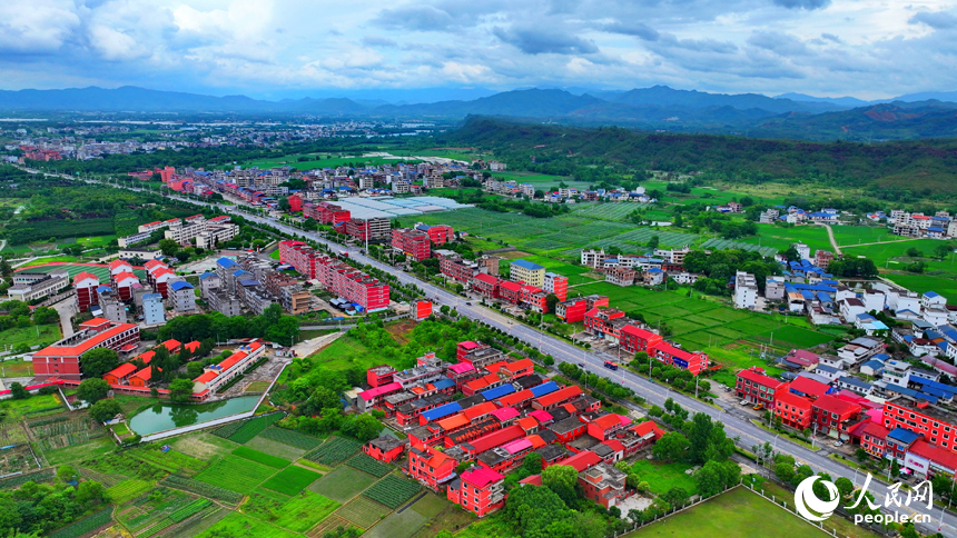 瑞金市葉坪鎮葉坪村，鱗次櫛比的房屋與郁郁蔥蔥的田園、山丘、樹木相映成景。人民網 朱海鵬攝