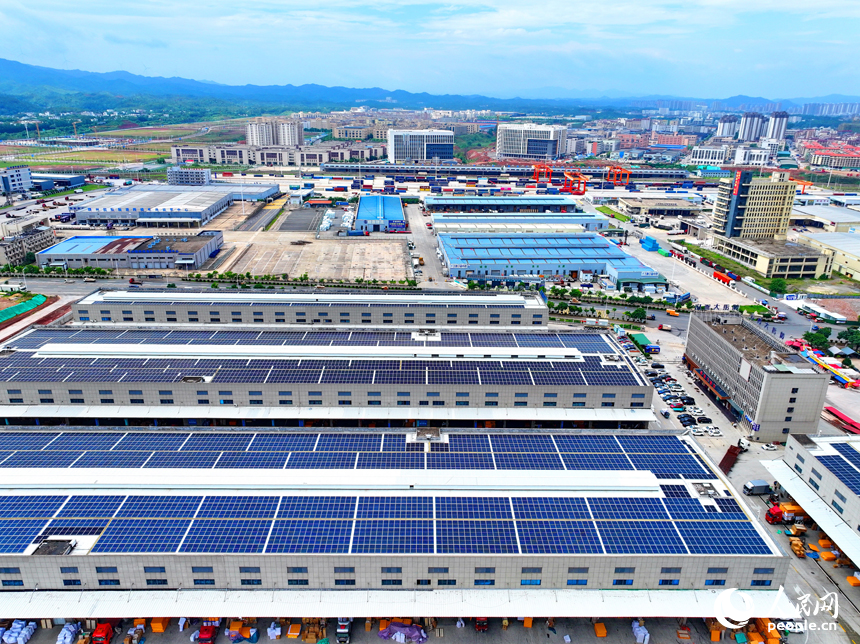 贛州市南康區贛州國際陸港物流企業廠房屋頂，太陽能光伏發電板依次排列、熠熠生輝。人民網 朱海鵬攝