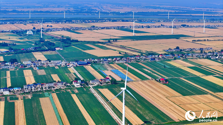 九江市柴桑區江洲鎮風光旖旎，風力發電機迎風運轉，源源不斷地輸出清潔電能。人民網 朱海鵬攝