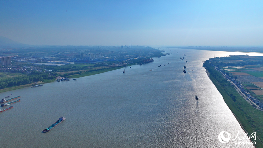 九江市柴桑區江洲鎮的長江段航道，運輸船舶有序航行。人民網 朱海鵬攝