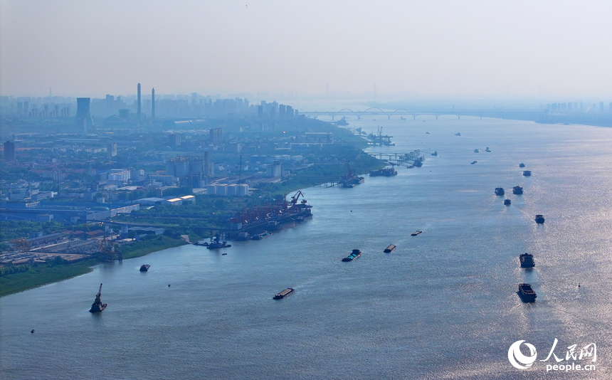 九江市柴桑區江洲鎮的長江段航道，運輸船舶有序航行。人民網 朱海鵬攝
