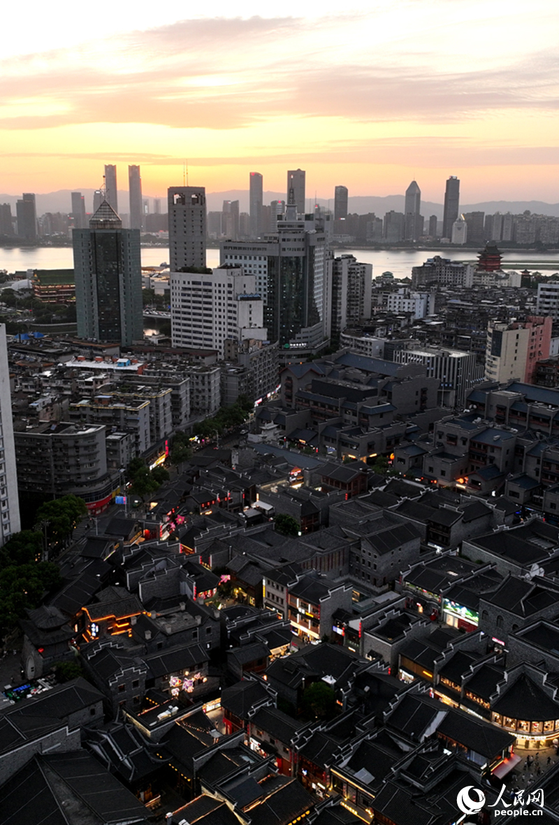 夕陽西下造就“醉美”晚霞。人民網記者 時雨攝