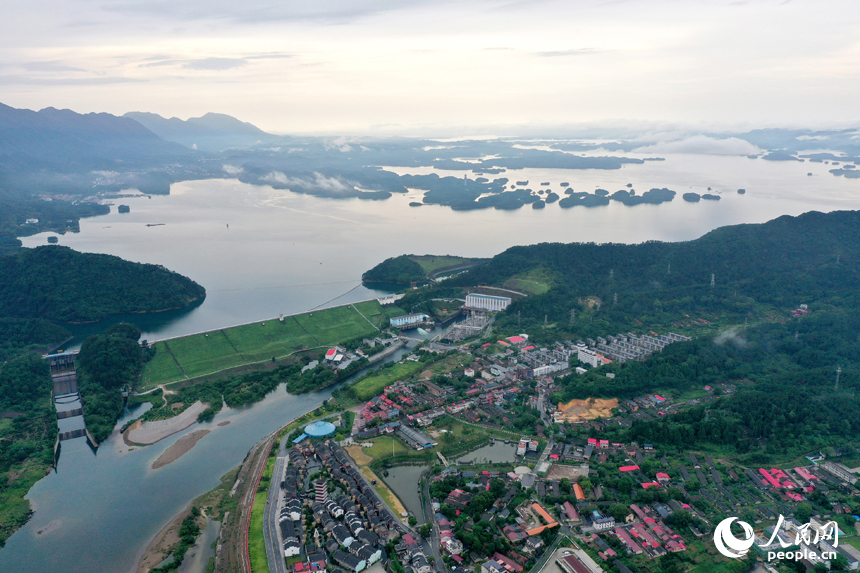 武寧縣廬山西海寬闊的水面碧波蕩漾，兩岸青山如黛，構成一幅美麗的生態畫卷。人民網記者 時雨攝