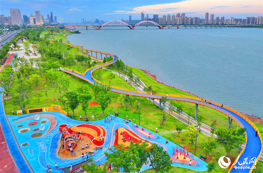 南昌市紅谷灘區贛江市民公園，漫游長廊、休閑步道、兒童樂園等功能型、游樂類設施成為市民健身鍛煉的好去處。人民網 朱海鵬攝