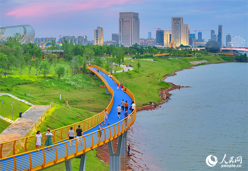 南昌市紅谷灘區贛江市民公園，漫游長廊、休閑步道、兒童樂園等功能型、游樂類設施成為市民健身鍛煉的好去處。人民網 朱海鵬攝