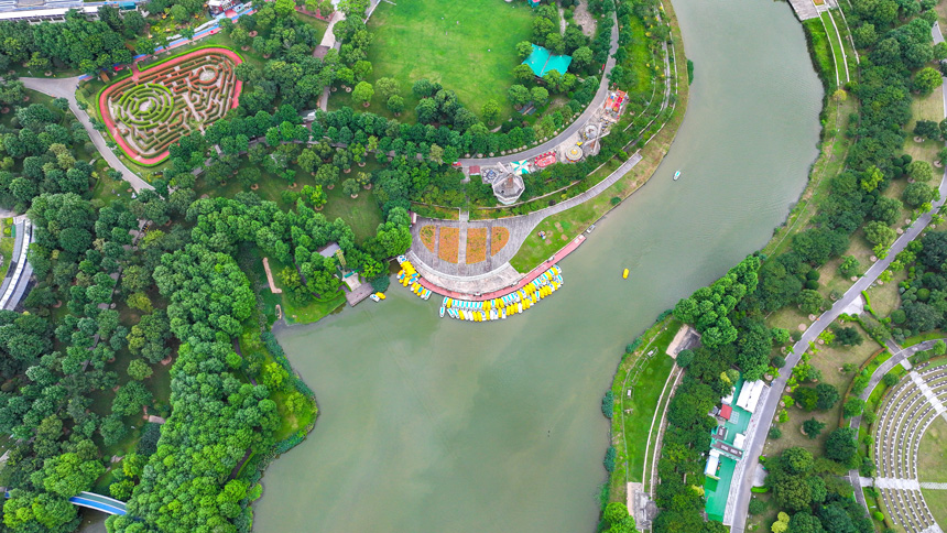 2025年6月14日，江西省撫州市三翁花園里，樹木郁郁蔥蔥，花園觀賞、游步道、水上游樂等設施齊全，吸引許多市民前來游玩。郭昊攝