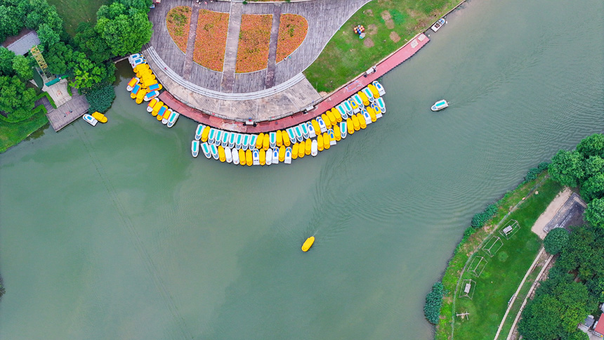 2025年6月14日，江西省撫州市三翁花園里，樹木郁郁蔥蔥，花園觀賞、游步道、水上游樂等設施齊全，吸引許多市民前來游玩。郭昊攝