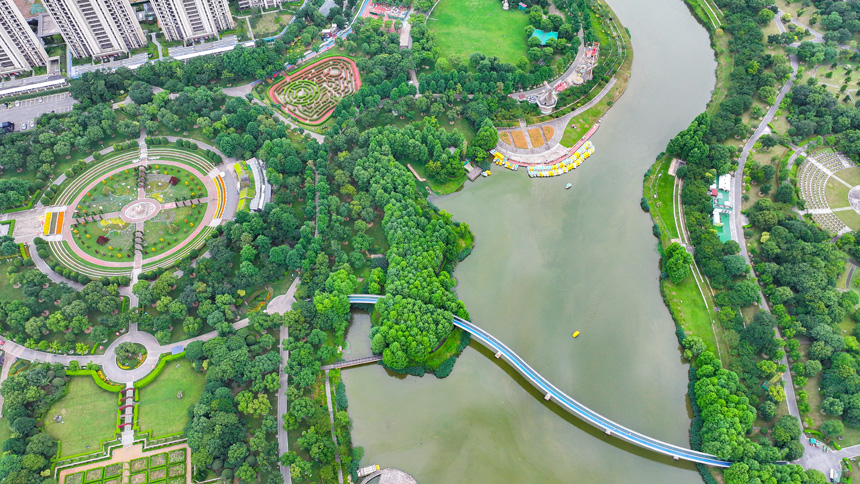 2025年6月14日，江西省撫州市三翁花園里，樹木郁郁蔥蔥，花園觀賞、游步道、水上游樂等設施齊全，吸引許多市民前來游玩。郭昊攝