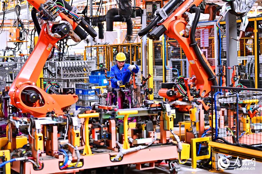 江鈴汽車富山工廠數字化車間內，智能焊裝機械臂有序運轉，工人在生產線上忙碌。人民網 朱海鵬攝